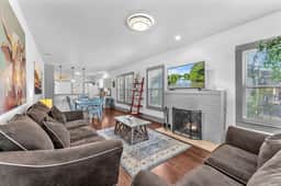 The Farmhouse - Family Friendly Downtown Cottage