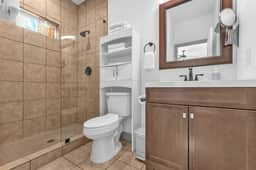 The Farmhouse - Family Friendly Downtown Cottage - Image 4