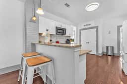 The Farmhouse - Family Friendly Downtown Cottage - Image 2