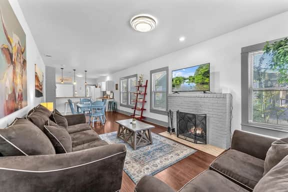 The Farmhouse - Family Friendly Downtown Cottage