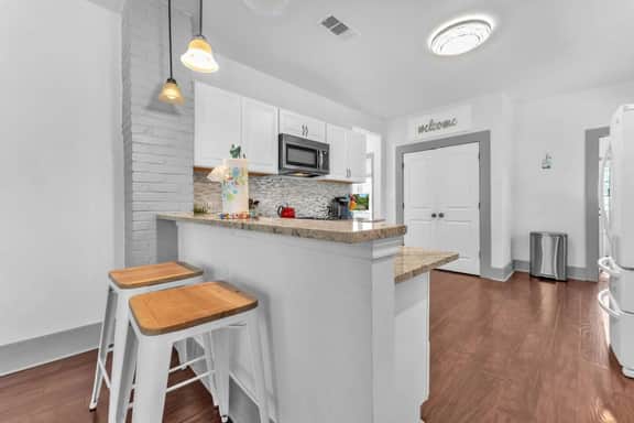 The Farmhouse - Family Friendly Downtown Cottage - Image 2