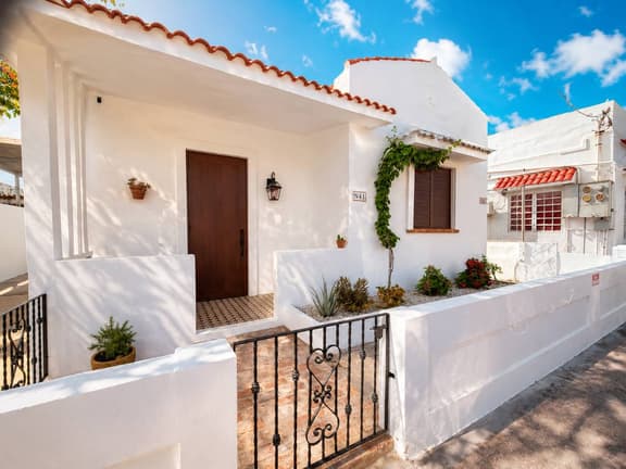 Casa Oliver 1941 by the Sea, Sleeps 8 - Image 1