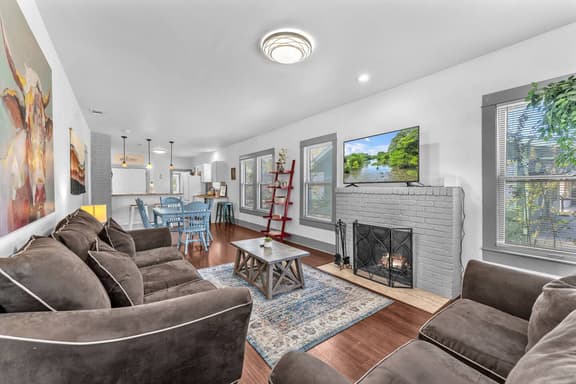 The Farmhouse - Family Friendly Downtown Cottage - Image 1