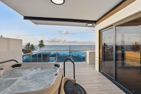 Arecibo 3BR | Beach Views | Jacuzzi - Image 1